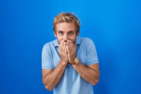Caucasian Man Standing Blue Background Laughing Embarrassed Giggle Covering Mouth — Foto Stock