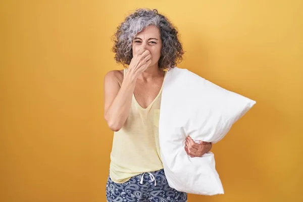 Middle Age Woman Grey Hair Wearing Pijama Hugging Pillow Smelling — ストック写真