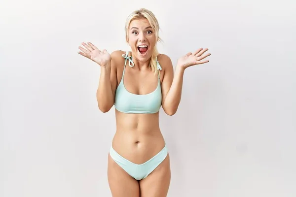 Mujer Caucásica Joven Con Bikini Sobre Fondo Aislado Celebrando Loco — Foto de Stock