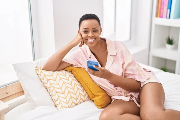 Afroamerikanerin Mit Smartphone Schlafzimmer Liegend — Stockfoto