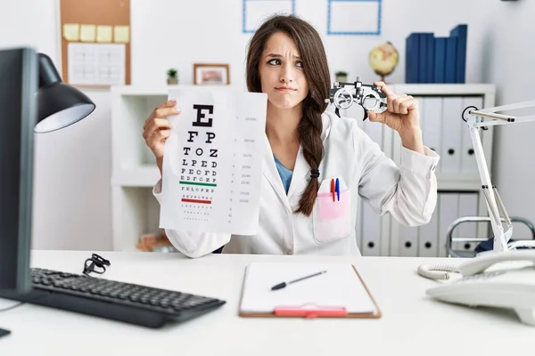 Ung Läkare Kvinna Som Håller Optometri Glasögon Och Syn Test — Stockfoto
