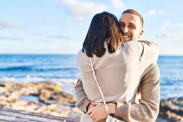 Άνδρες Και Γυναίκες Χαμογελούν Αυτοπεποίθηση Αγκαλιάζοντας Ένας Τον Άλλον Στην — Φωτογραφία Αρχείου