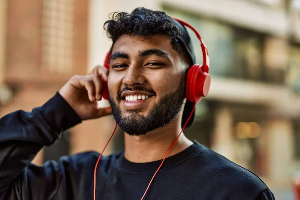 Genç Arap Adam Kendinden Emin Bir Şekilde Gülerek Sokakta Müzik — Stok fotoğraf