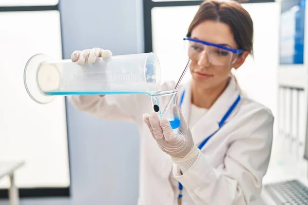 Young Hispanic Woman Wearing Scientist Uniform Measuring Liquid Laboratory — Stock Photo, Image