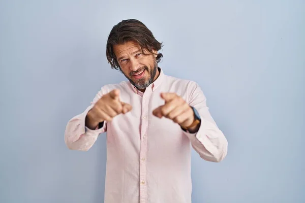 Przystojny Mężczyzna Średnim Wieku Ubrany Eleganckie Tło Koszuli Wskazujące Palcem — Zdjęcie stockowe