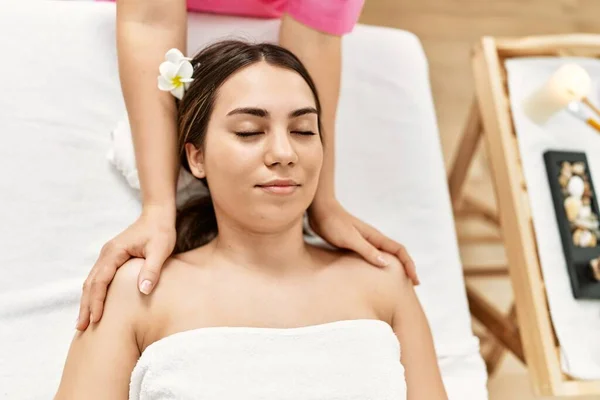 Junge Hispanische Frau Lächelt Zuversichtlich Mit Massage Schönheitszentrum — Stockfoto