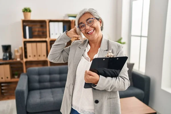 Middelaldrende Kvinne Med Grått Hår Konsultasjonskontoret Smiler Mens Hun Gjør – stockfoto