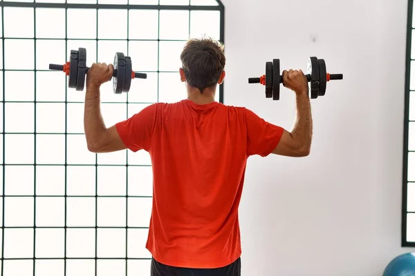 Junger Hispanischer Mann Beim Rückentraining Mit Hanteln Sportzentrum — Stockfoto