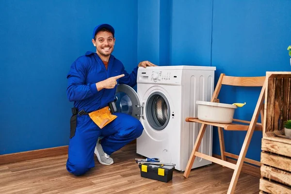 Jonge Spaanse Man Werkt Aan Wasmachine Glimlachend Vrolijk Wijzend Met — Stockfoto