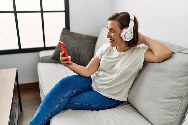 Middelbare Leeftijd Spaanse Vrouw Met Behulp Van Smartphone Het Dragen — Stockfoto