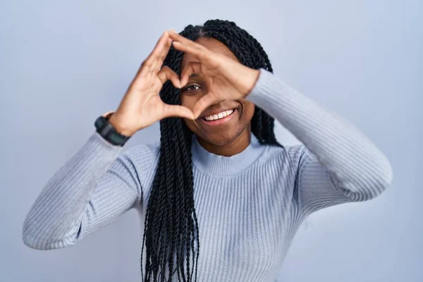Femme Afro Américaine Debout Sur Fond Bleu Faisant Forme Coeur — Photo