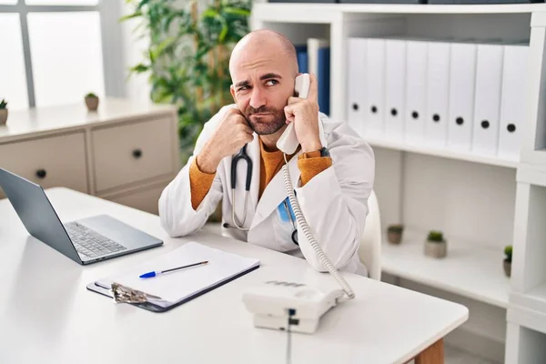 Giovane Uomo Calvo Con Barba Che Lavora Appuntamento Telefonico Volto — Foto Stock