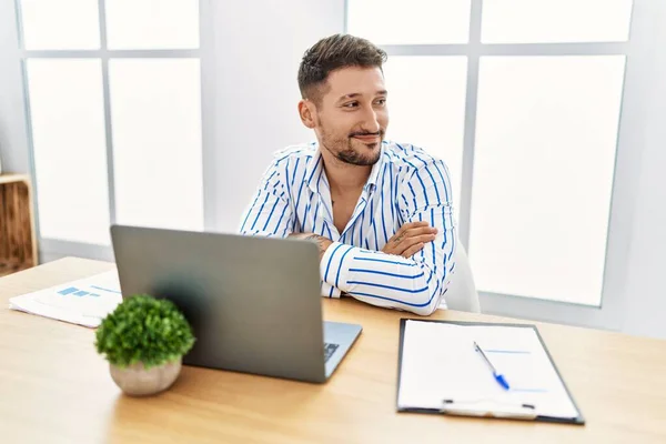 Joven Hombre Guapo Con Barba Trabajando Oficina Usando Computadora Portátil —  Fotos de Stock