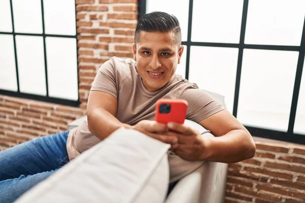 Junger Mann Mit Smartphone Sitzt Hause Auf Sofa — Stockfoto