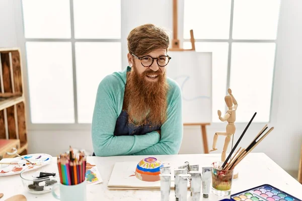 Kızıl Saçlı Uzun Sakallı Bir Adam Sanat Stüdyosundaki Kil Kaseyi — Stok fotoğraf