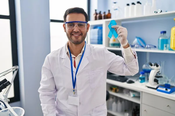 Νεαρός Ισπανός Γενειάδα Που Εργάζεται Εργαστήριο Επιστημόνων Κρατώντας Μπλε Κορδέλα — Φωτογραφία Αρχείου