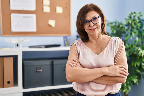 Middle Age Woman Business Worker Smiling Confident Standing Arms Crossed — Stock Photo, Image