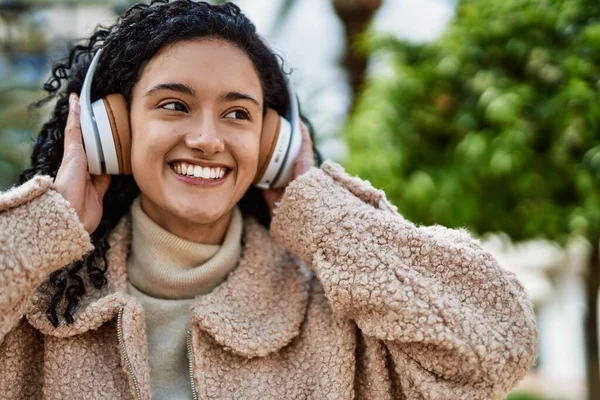 Νεαρή Ισπανίδα Γυναίκα Χαμογελά Αυτοπεποίθηση Ακούγοντας Μουσική Στο Πάρκο — Φωτογραφία Αρχείου