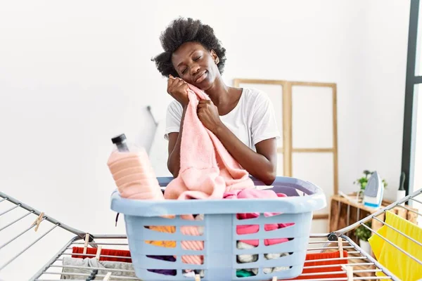 Mujer Afroamericana Joven Oliendo Ropa Haciendo Colada Lavandería — Foto de Stock