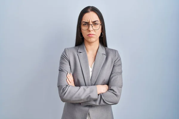 Mujer Negocios Hispana Con Gafas Escépticas Nerviosas Desaprobando Expresión Cara —  Fotos de Stock