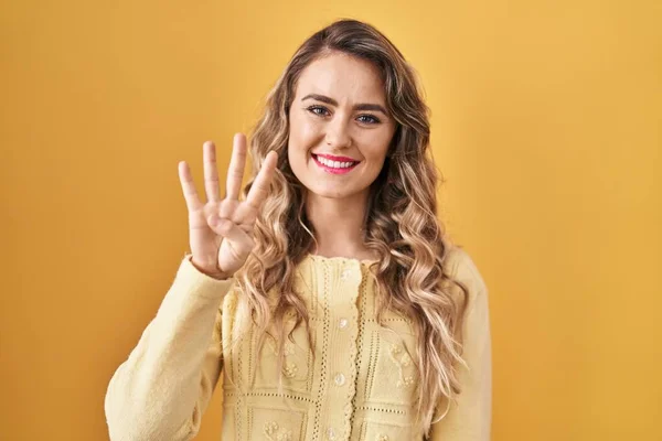 Молода Біла Жінка Стоїть Над Жовтим Тлом Показуючи Вказуючи Пальцями — стокове фото