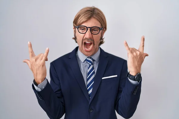 Hombre Caucásico Con Bigote Usando Ropa Negocios Gritando Con Expresión —  Fotos de Stock