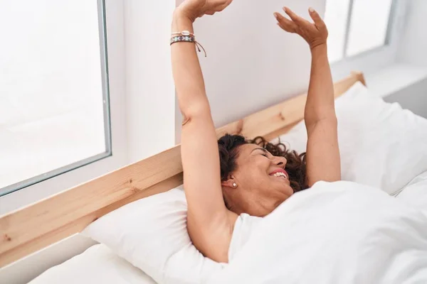 Mulher Meia Idade Acordar Esticando Braços Quarto — Fotografia de Stock