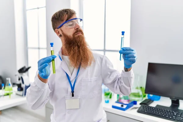 Ung Rödhårig Man Klädd Vetenskapsman Uniform Innehav Provrör Laboratoriet — Stockfoto