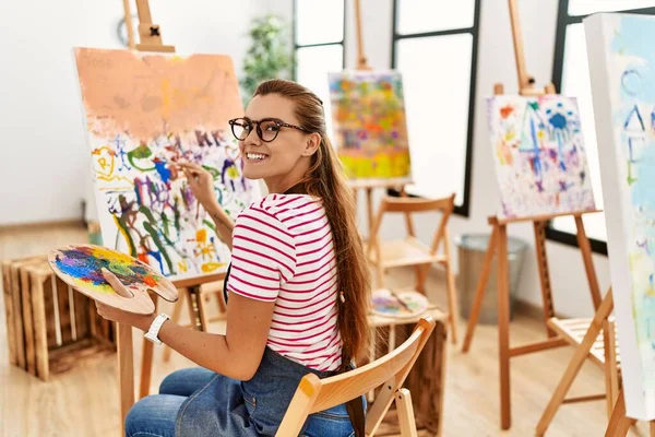 Jovem Mulher Sorrindo Desenho Confiante Estúdio Arte — Fotografia de Stock