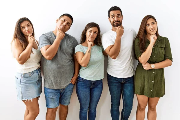 Grupo Jóvenes Amigos Hispanos Pie Juntos Sobre Fondo Aislado Con — Foto de Stock