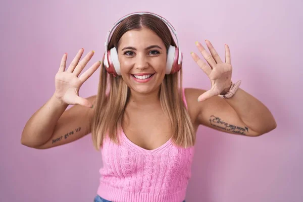 Mujer Rubia Joven Escuchando Música Usando Auriculares Mostrando Apuntando Hacia — Foto de Stock