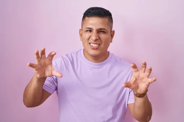 Молодой Латиноамериканец Стоящий Розовом Фоне Смешно Улыбающийся Делая Жест Когтей — стоковое фото
