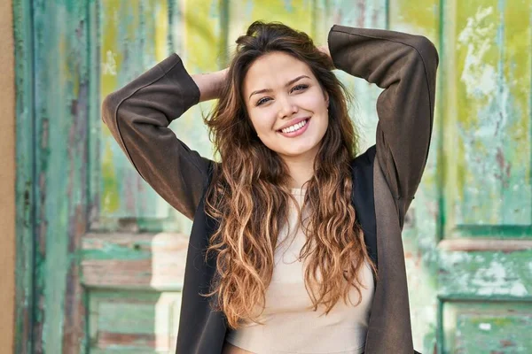Junge Schöne Hispanische Frau Lächelt Zuversichtlich Entspannt Mit Den Händen — Stockfoto