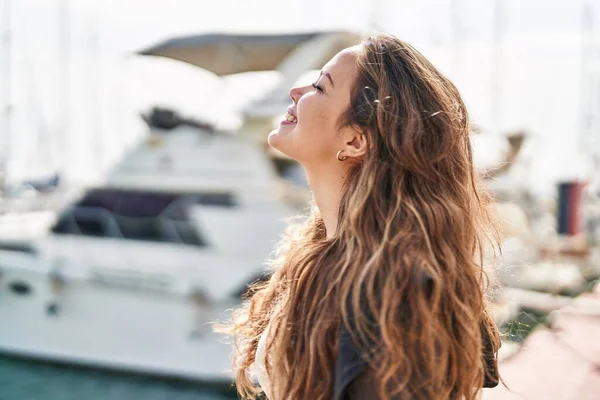 Jonge Mooie Spaanse Vrouw Ademt Met Gesloten Ogen Aan Zee — Stockfoto