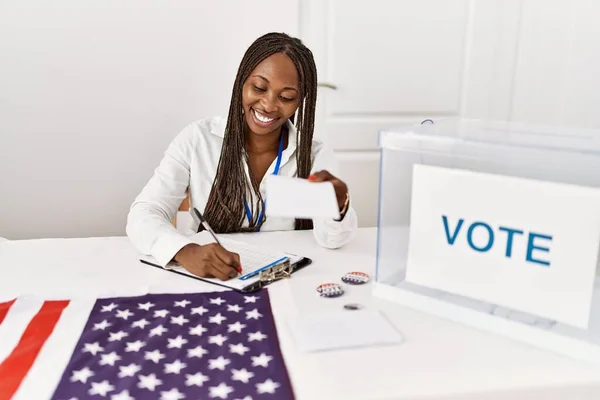 若いアフリカ系アメリカ人政党労働者が選挙大学で投票を行う — ストック写真