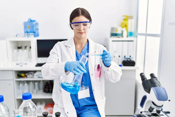 Mladá Hispánka Nosí Vědec Uniformu Držení Zkumavky Laboratoři — Stock fotografie