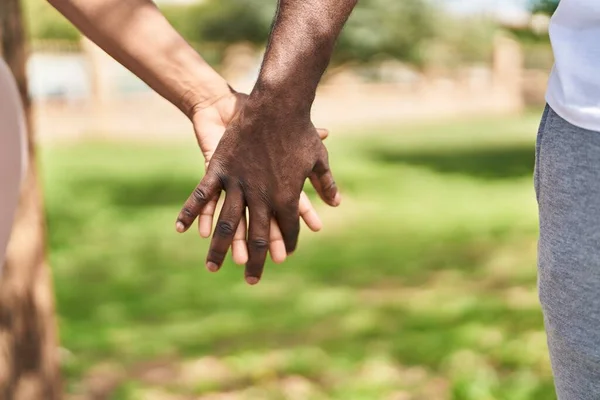 Africano Americano Hombre Mujer Pareja Con Las Manos Juntas Parque — Foto de Stock