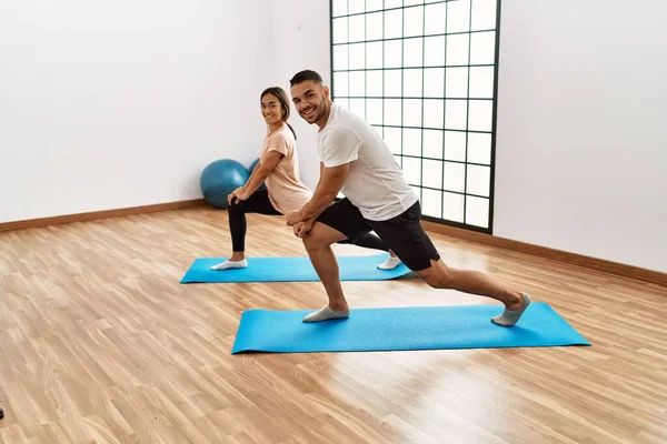 Latin Man Och Kvinna Par Ler Säker Stretching Sportcenter — Stockfoto