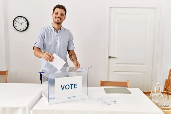 Joven Hispano Sonriendo Confiado Votando Colegio Electoral —  Fotos de Stock