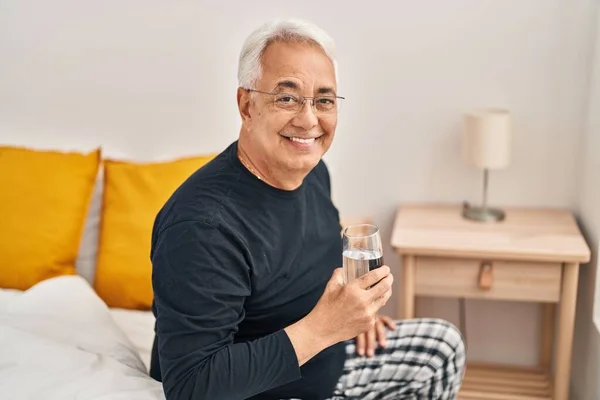 Senior Man Dricksglas Vatten Sovrummet — Stockfoto