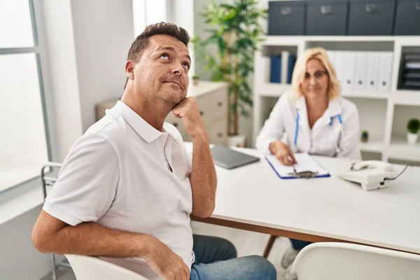 Homme Hispanique Chez Médecin Visage Sérieux Penser Question Avec Main — Photo