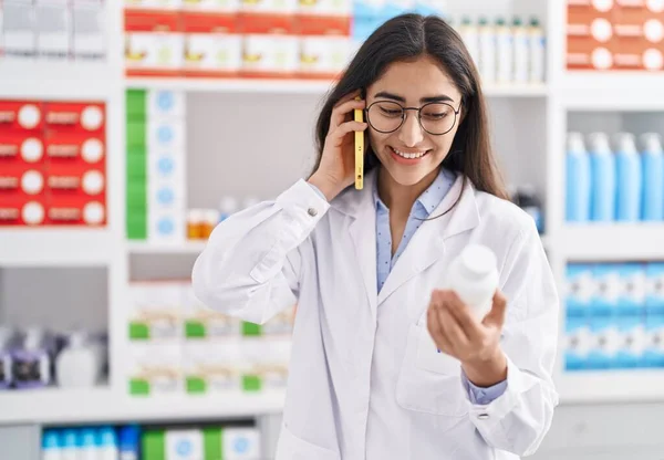 Jovem Farmacêutico Menina Hispânica Falando Smartphone Segurando Pílulas Farmácia — Fotografia de Stock