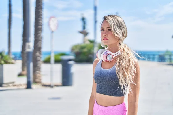 Jonge Blonde Vrouw Draagt Sportkleding Aan Zee — Stockfoto