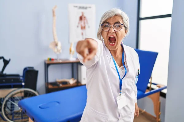 Middle Age Woman Grey Hair Working Pain Recovery Clinic Pointing — Stock Photo, Image