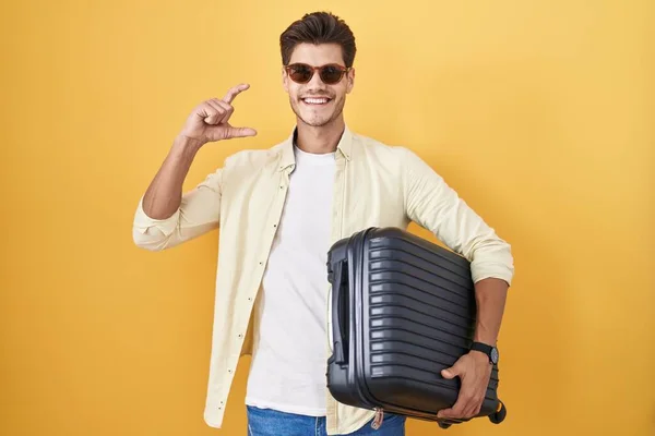 Jeune Homme Hispanique Tenant Une Valise Allant Vacances Été Geste — Photo