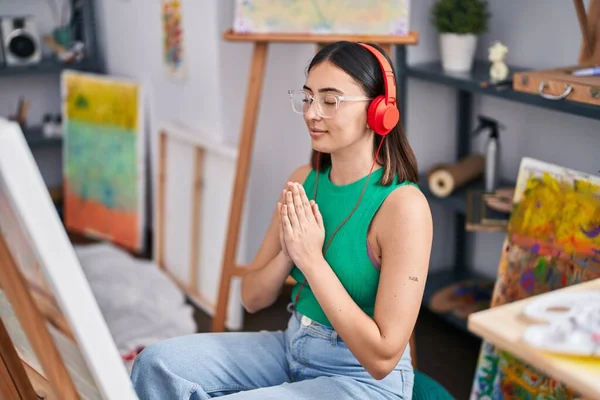 Young Hispanic Woman Artist Doing Yoga Exercise Art Studio — 图库照片