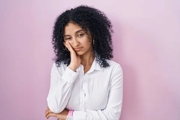 Hispanic Woman Curly Hair Standing Pink Background Thinking Looking Tired — Stockfoto