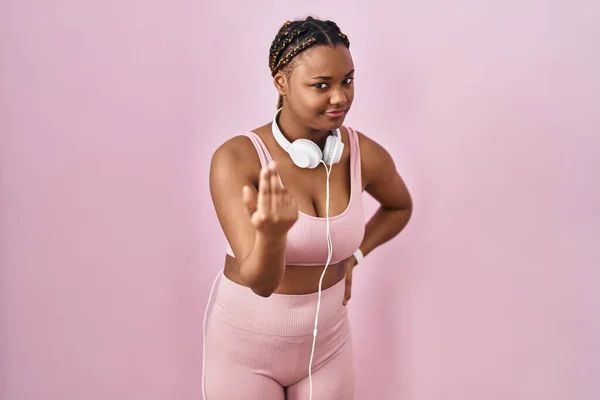 Afrikansk Amerikansk Kvinna Med Flätor Sportkläder Och Hörlurar Lockar Komma — Stockfoto