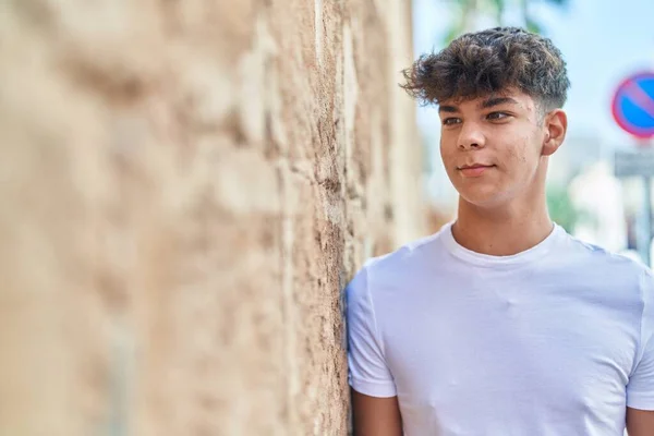 Joven Adolescente Hispano Sonriendo Confiado Mirando Lado Calle — Foto de Stock