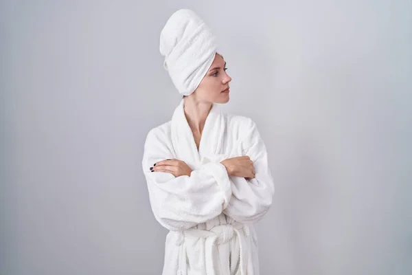 Mulher Branca Loira Vestindo Roupão Banho Olhando Para Lado Com — Fotografia de Stock